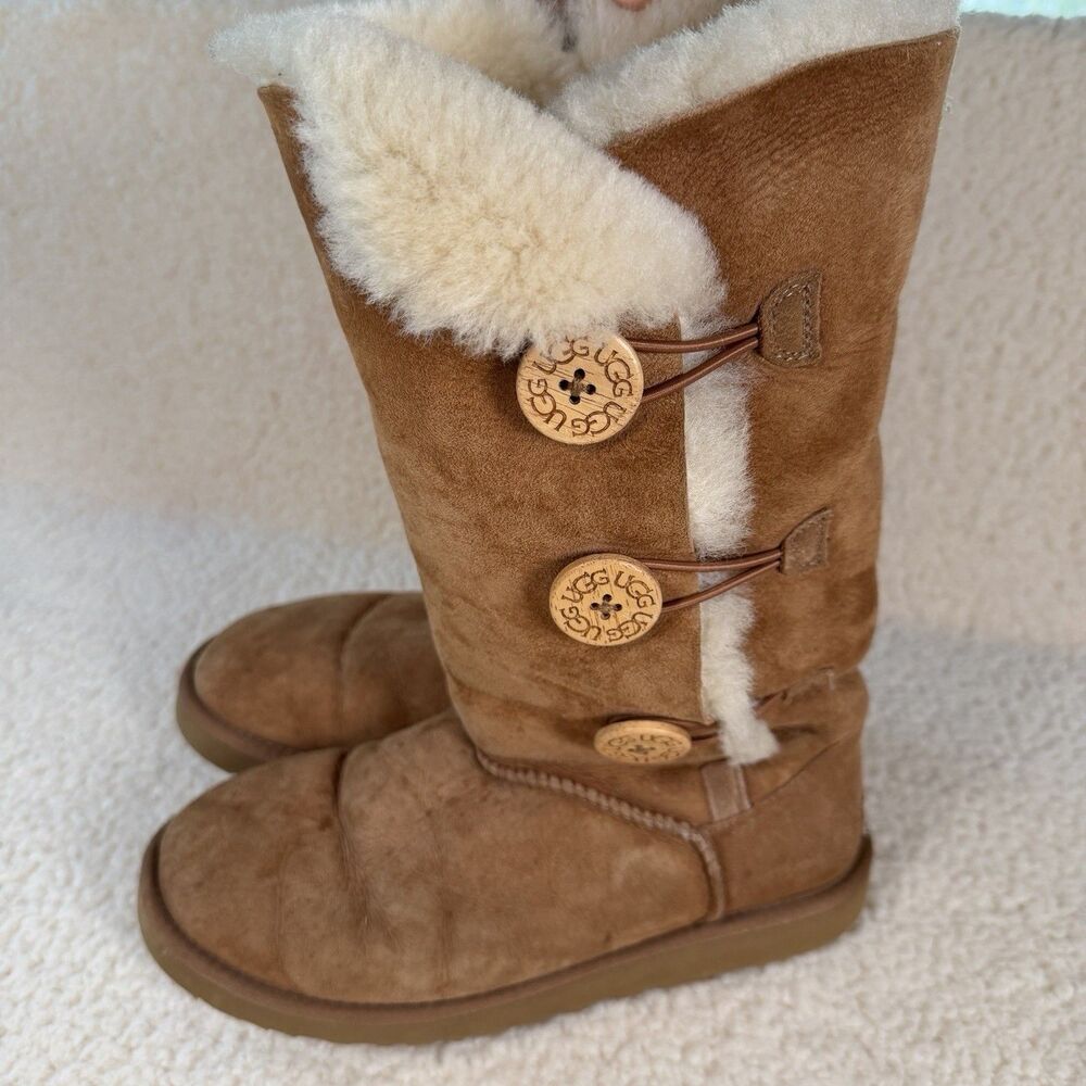 UGG 1016227 Bailey Button Triplet II Size 8 Women's Boots - Chestnut